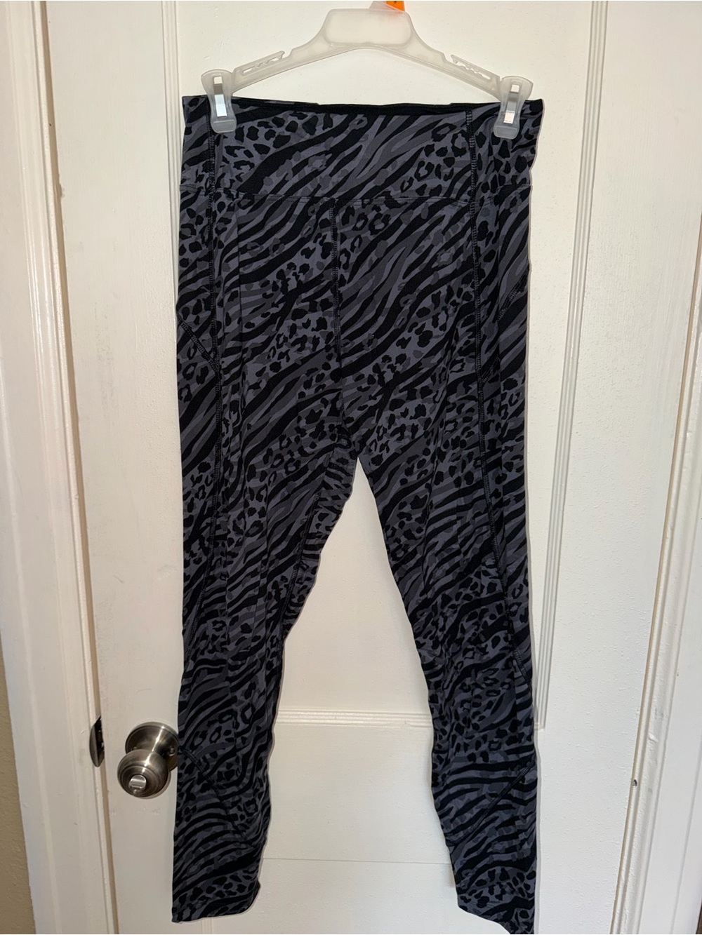 PINK Sport Animal-Print Leggings in Gray and Black. Great condition. Size M